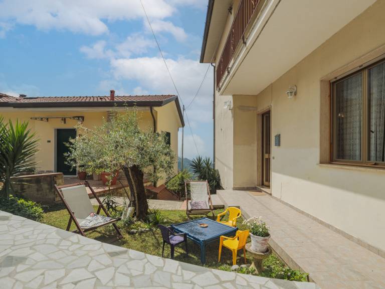 Holiday apartment with terrace & garden — photo 3