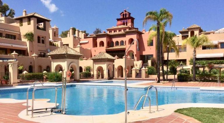 Holiday apartment with pool in Estepona