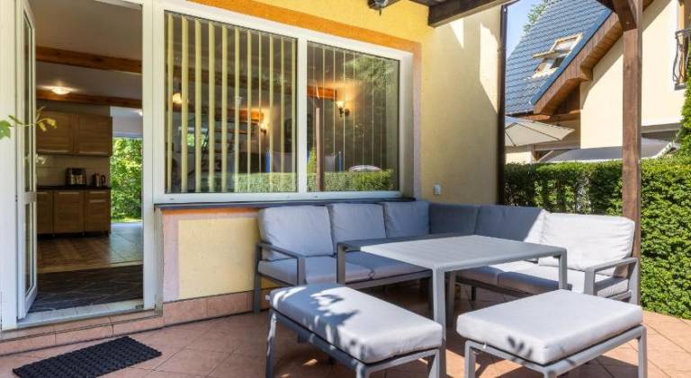 Lodge with garden & patio — photo 4