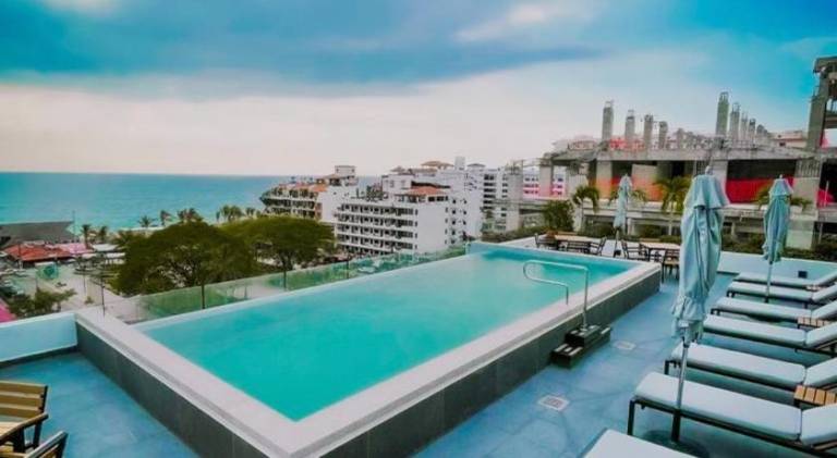 Apartment with pool — photo 3