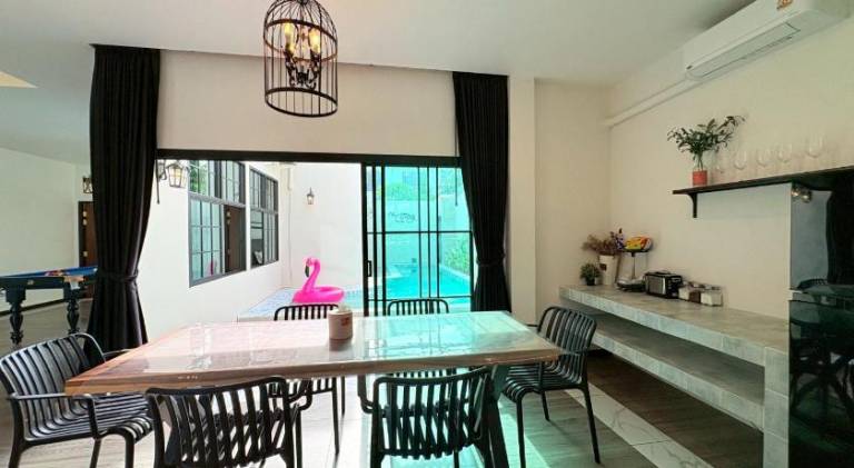 Villa with pool, garden & terrace — photo 4