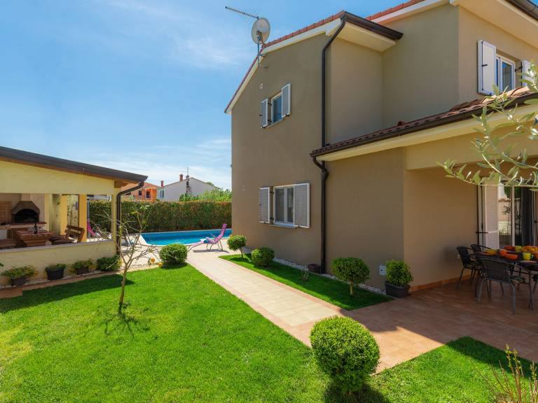Fully equipped lovely house with barbecue, yard & private pool | Pets allowed — photo 3