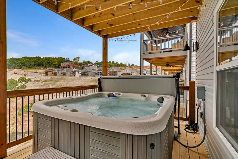 Stunning Table Rock Lake Views with Free Tickets, Indoor & Outdoor Community Pools, Minutes to SDC — photo 4