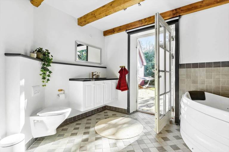Family-friendly house with hot tub, barbecue & patio | Pets allowed — photo 3