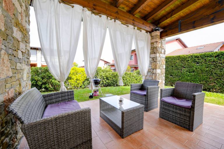 Chalet with yard, pool & barbecue — photo 3