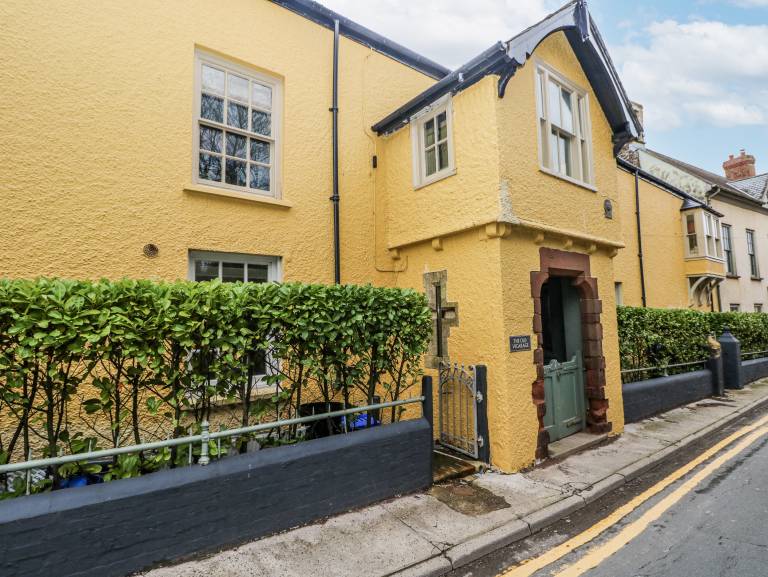 Cottage with yard & jacuzzi in Carmarthen