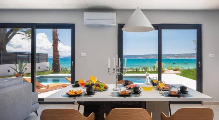 Beachfront Villa Tota with Pool — photo 3