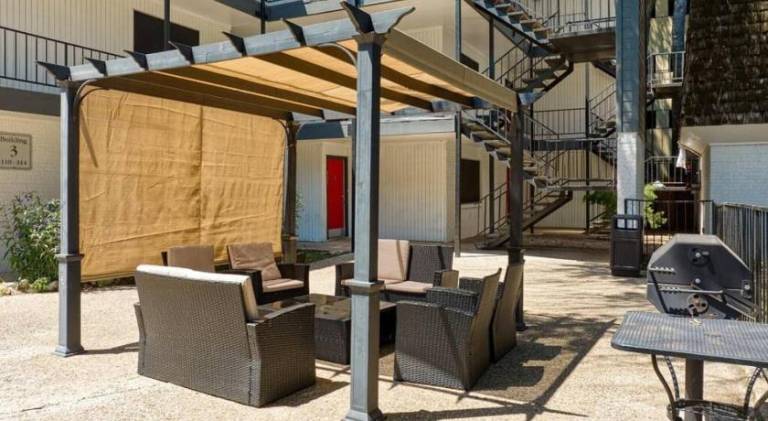 Apartment with pool — photo 5