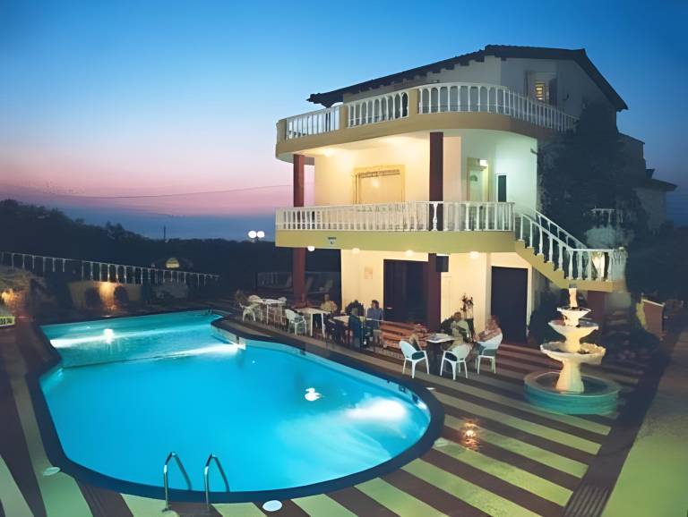 Serviced apartment with patio, yard & pool in Hersonissos