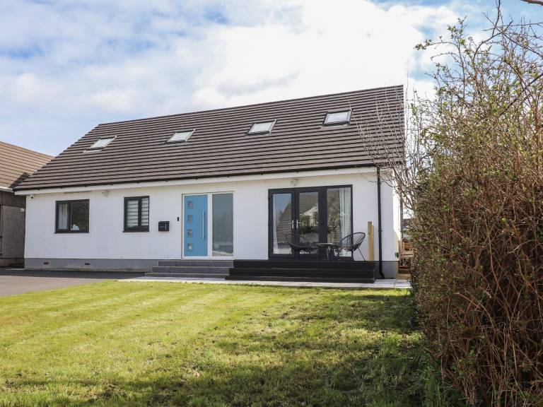 Family-friendly cottage with jacuzzi, garden & barbeque | Beach view | Pets are welcome — photo 3