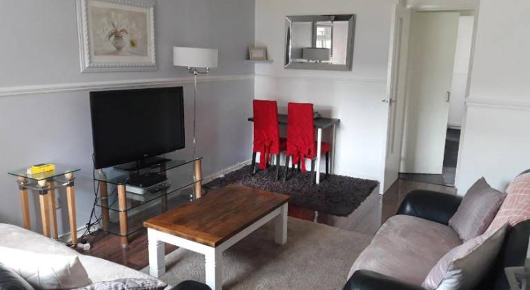 Holiday apartment with garden & BBQ in Glasgow