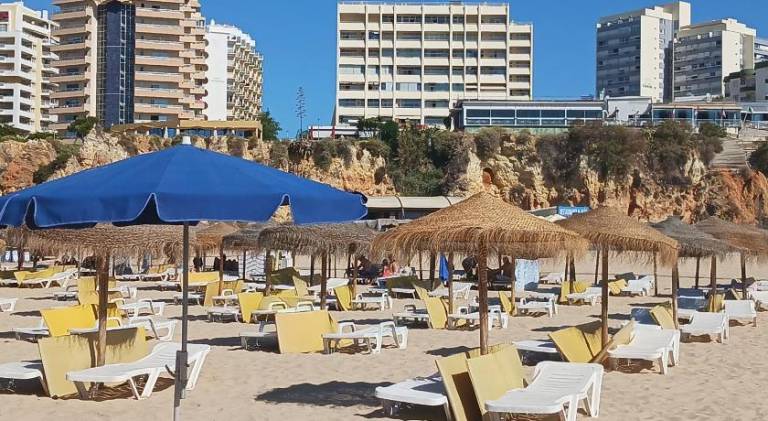 Pleasant apartment with pool, patio & BBQ | Next to the beach | Pets allowed in Portimão