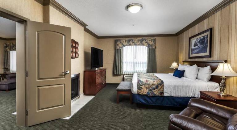 REDWOOD INN AND SUITES — photo 2