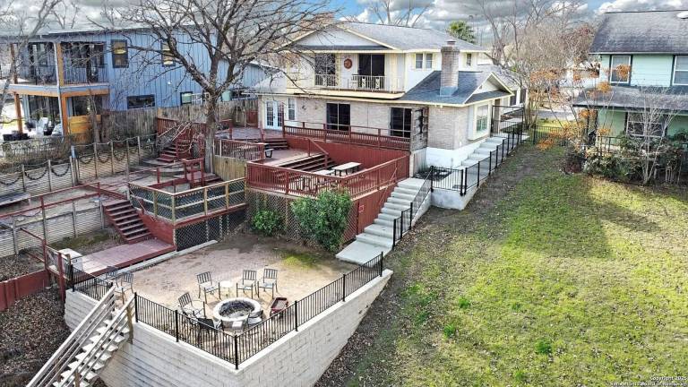 House with barbecue & yard — photo 4