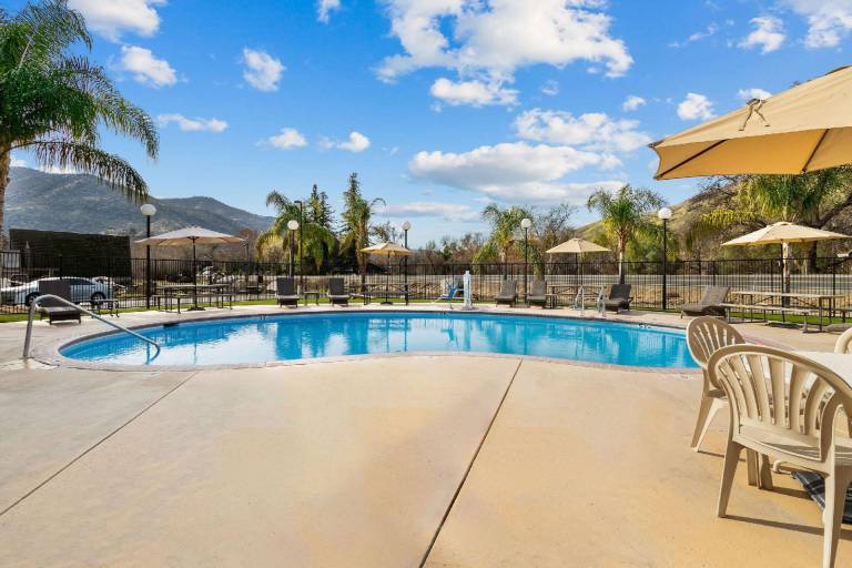 Comfort Inn & Suites Sequoia Kings Canyon — photo 2