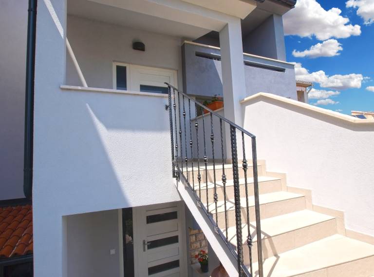Family-friendly rental apartment with BBQ & patio | Dogs allowed — photo 4
