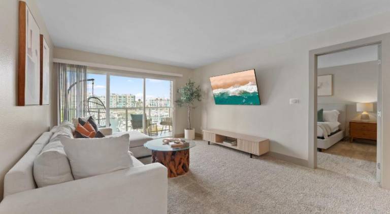 Marina Blue - Sun-Drenched 2BR with Balcony Overlooking the Port, GYM and POOL — photo 2