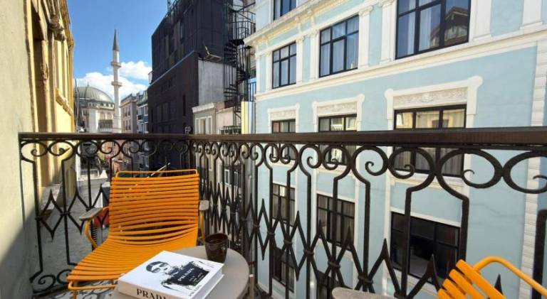 Apartment with patio | Close to Taksim Square | Perfect for remote work | Dogs allowed — photo 3