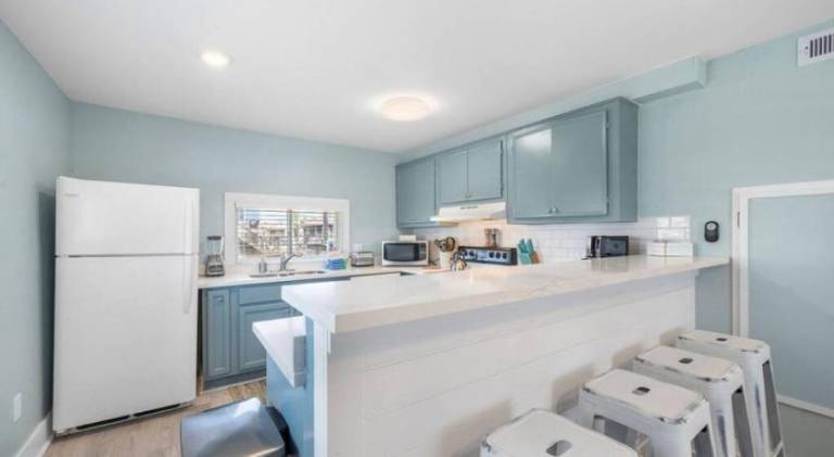 Cozy beach bungalow close to ocean with large yard in Jamaica, TX