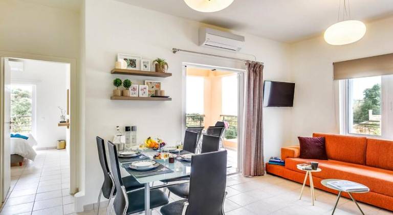 Villa with barbeque, private pool & yard | Dogs allowed — photo 4
