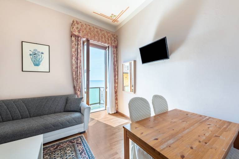 Pleasant aparthotel with sauna, garden & terrace | Lake view | Pets allowed in Gardone Riviera