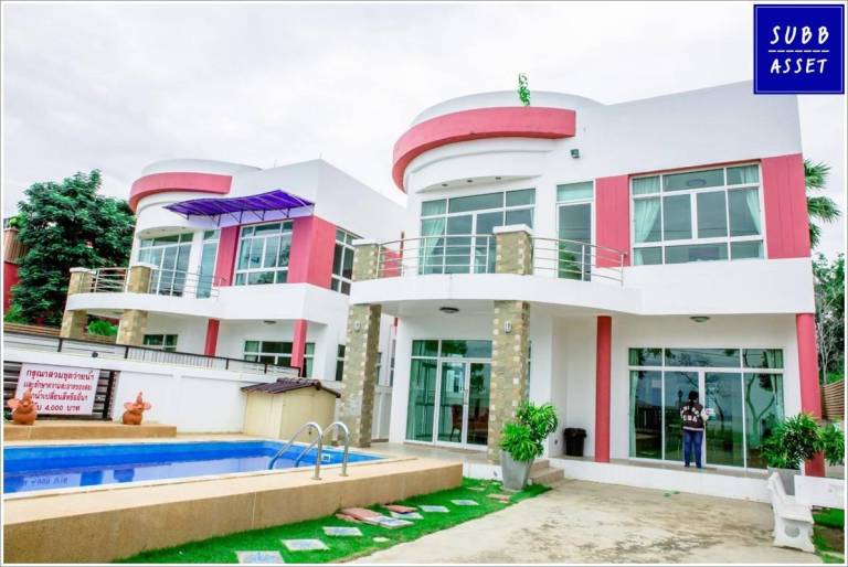 BeachFront 5 bedroom Poolvilla Pranburi Beach in Pranburi