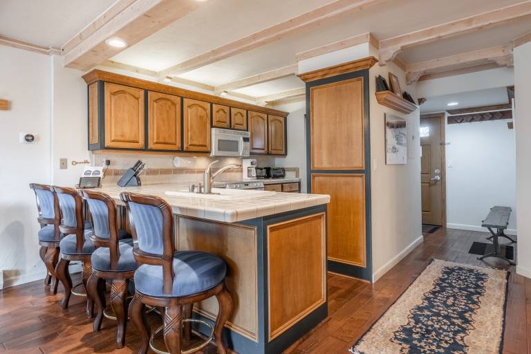 Family-oriented condo with hot tub, heated pool & patio | Lake view | Close to the ski | Pet-friendly — photo 4