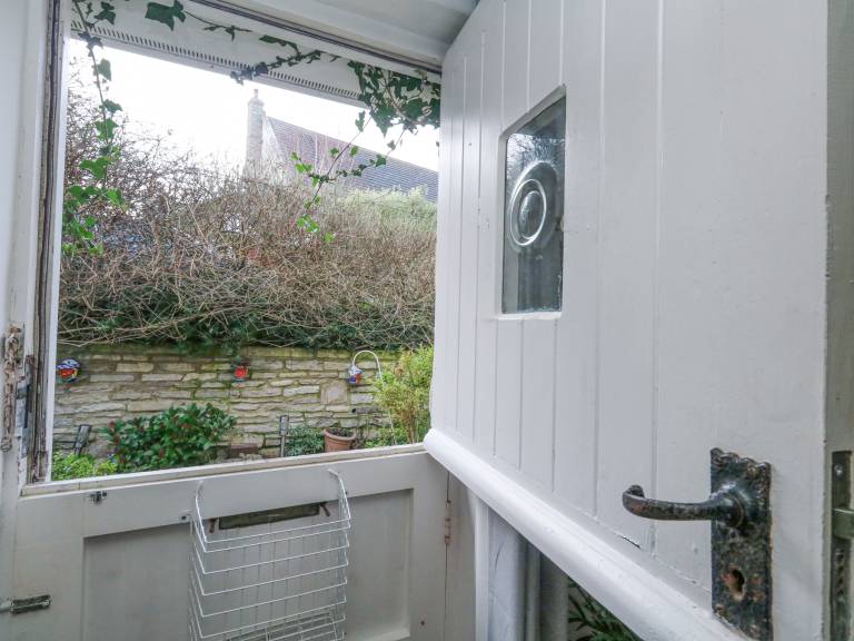 Cottage with garden — photo 3