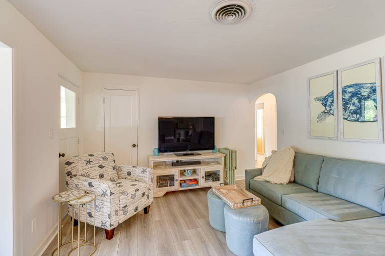 5 Mi to Vero Beach: Vintage Home w/ Sauna & Grill! — photo 5