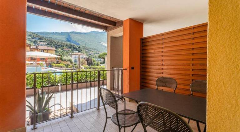 Serviced apartment with pool & patio — photo 5
