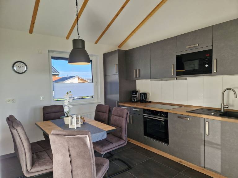 Vacation home with terrace, grill & yard — photo 5