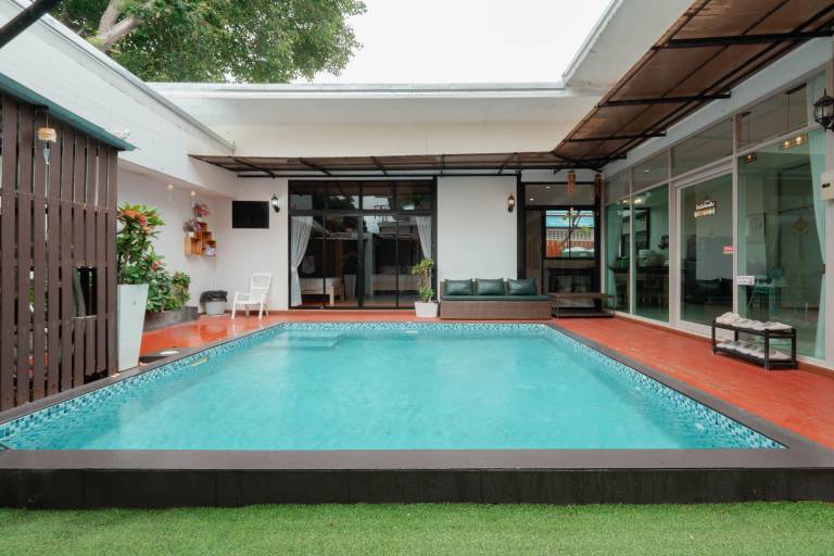 Spacious bungalow with pool & hot tub | Near Wat Chedi Luang | Pet-friendly — photo 3