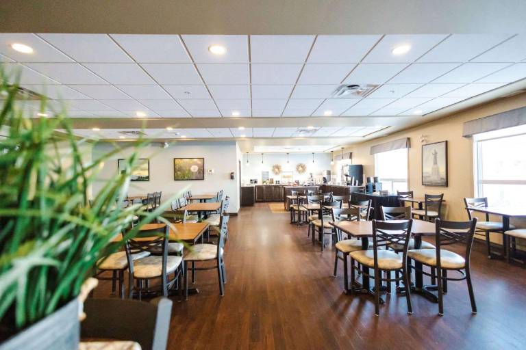 Best Western Plus Lacombe Inn & Suites — photo 3