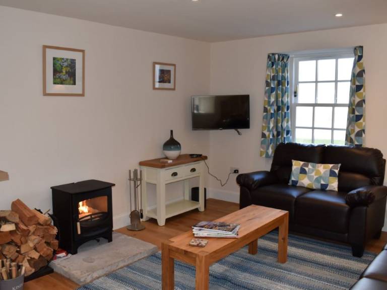 Cottage with barbecue & yard | River view — photo 2