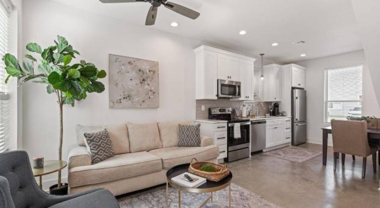 Beignet House Cajun Luxury Full Kitchen Fast WiFi — photo 2
