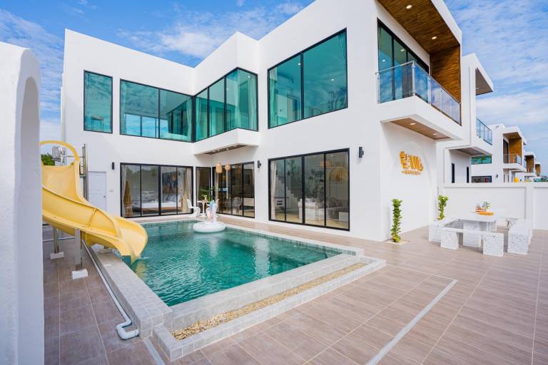 Villa with grill, terrace & private pool in Sattahip