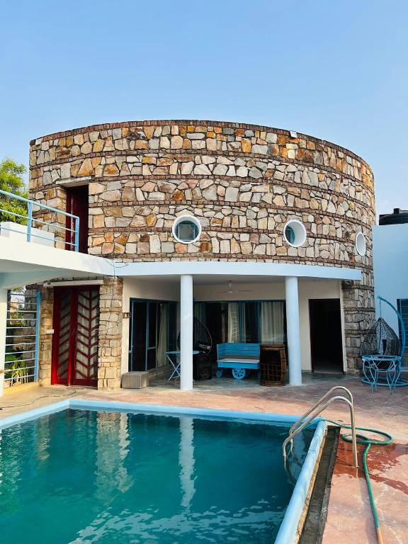 Farm with pool & garden in Jamwa Ramgarh