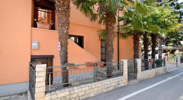 Holiday apartment with patio — photo 4