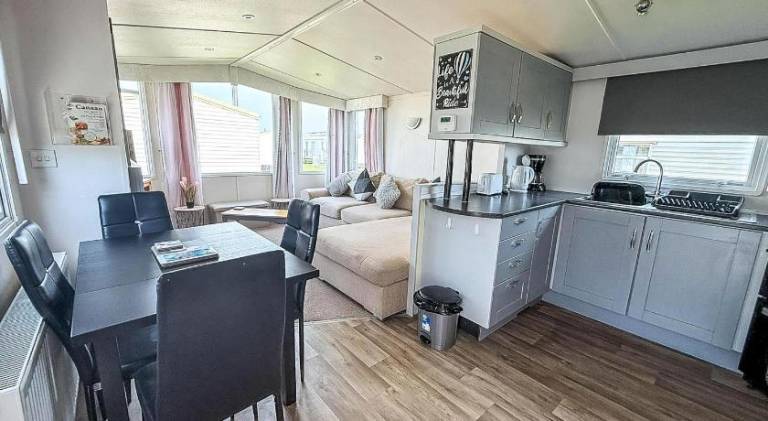 Modern 6 Berth Caravan For Hire At Fantasy Island In Skegness Ref 58009D — photo 3