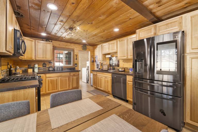 Lily's Bear Cabin -Adorable Downtown Retreat Cottage — photo 5