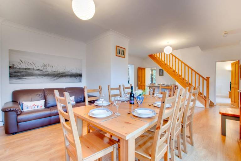 Family-oriented cottage with yard | Next to the beach | Dogs allowed in Tenby
