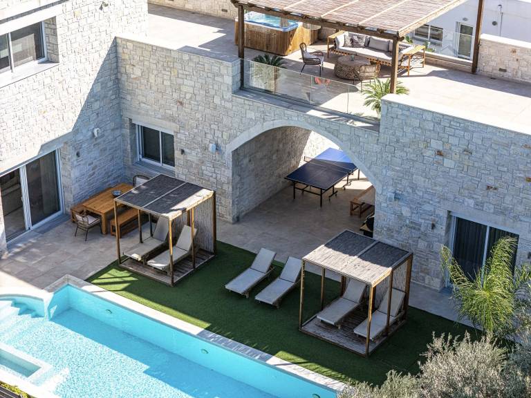 Villa with hot tub, private pool & barbeque — photo 2