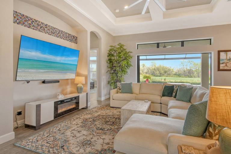 Spacious and luxurious resort style home in Lakewood Ranch on the golf course — photo 4
