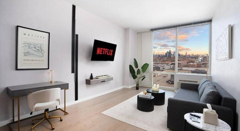 Empire State View - Luxury Apt - Shuttle to NYC in New York, NY