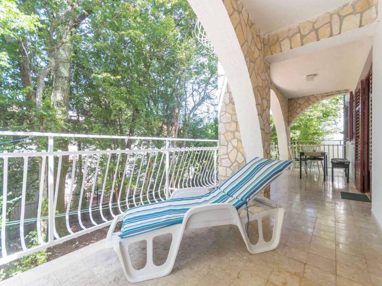 Holiday apartment with terrace in Omisalj