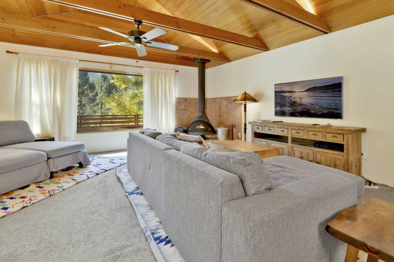 Child-friendly cabin with hot tub & barbecue | Mountain view | Pets allowed in San Bernardino, CA