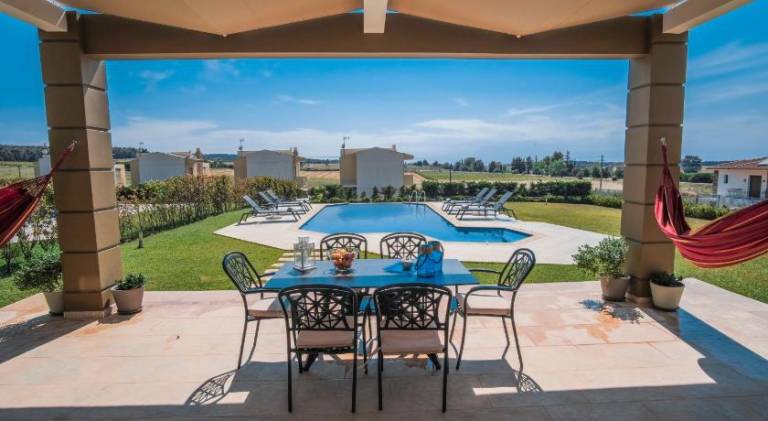 Villa with hot tub, garden & private pool | Pets allowed — photo 2