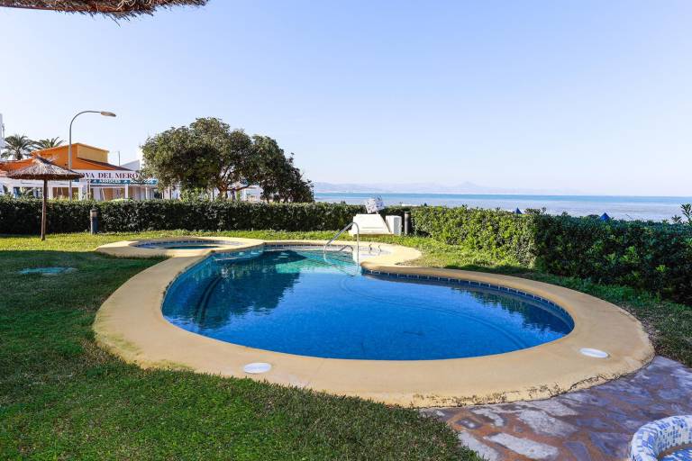 Apartment with pool & yard — photo 4