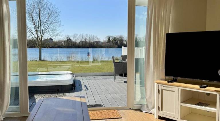 Lodge with BBQ & hot tub in Cirencester