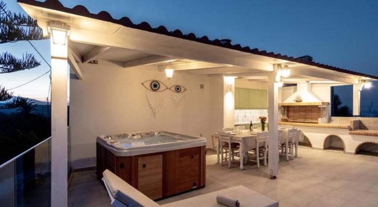 Cozy Secret Home with Jetted Tub — photo 3